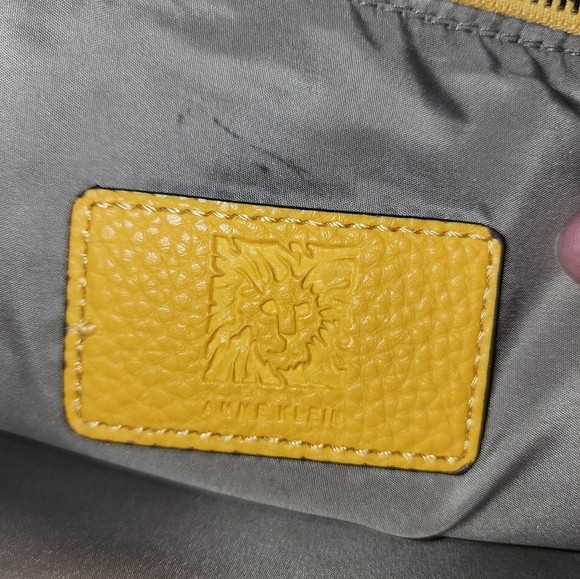 Anne Klein leather crossbody.Beautiful mustard yellow leather purse - Picture 6 of 7